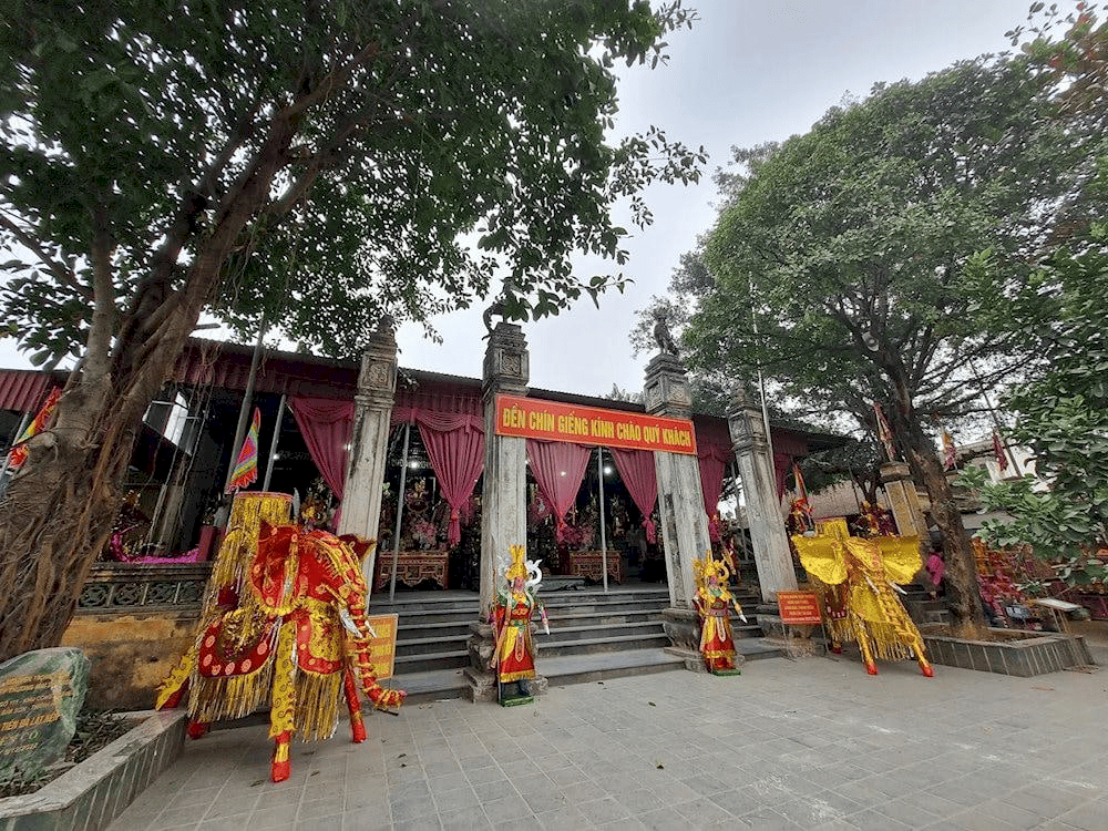 Bước qua ngưỡng cửa này sẽ dẫn bạn vào đền Cô Chín Thanh Hóa